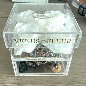 Venus et Fleur Le Clair Cinq with pure white roses